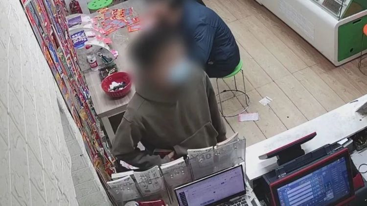 多次盗窃彩票“刮刮乐”,男子被上海警方依法刑事拘留 多次盗窃彩票“刮刮乐”,男子被上海警方依法刑事拘留