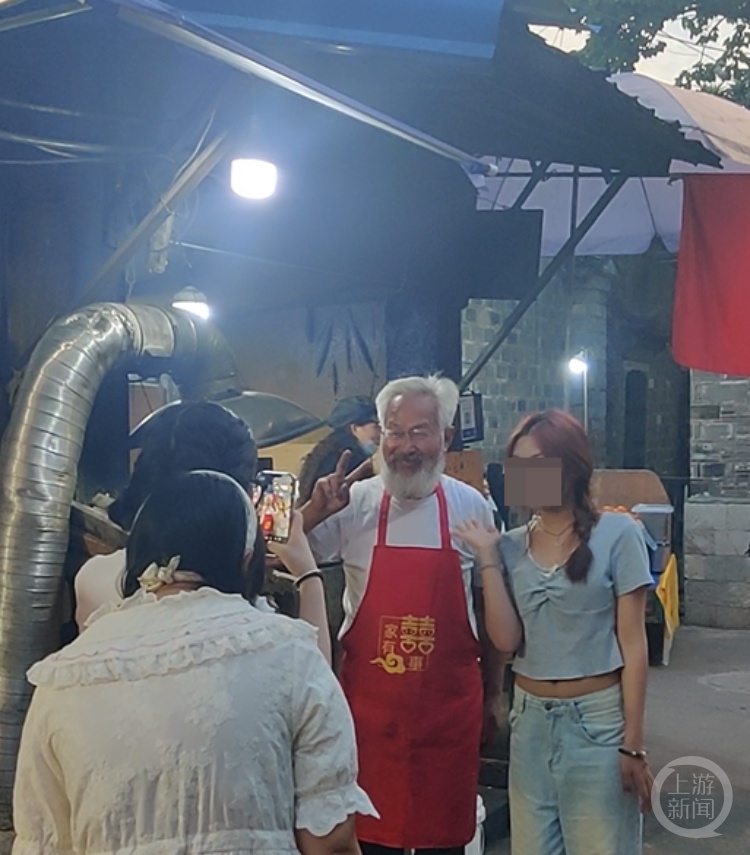 一个75岁老人，卖柴火馄饨的40年