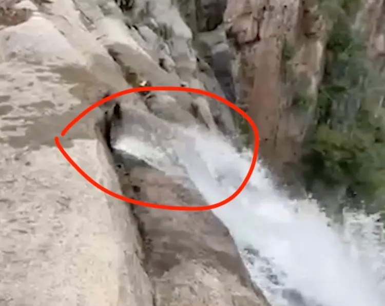 5A收费景区瀑布源头是水管?景区回复! 5A收费景区瀑布源头是水管?景区回复!