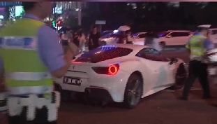 长沙街头，法拉利被交警拦截！男子弃车后撒腿就跑……