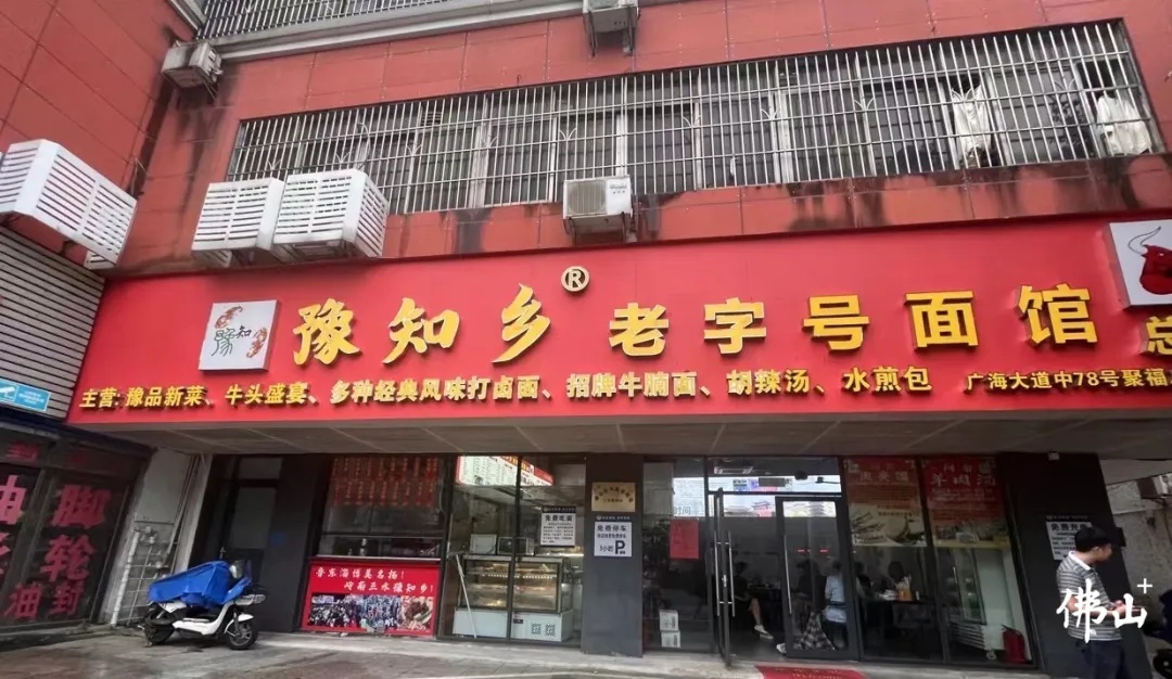 小伙吃饭，20元餐费竟付了200元！只因……