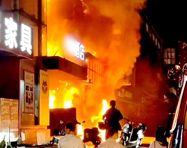 凌晨！南昌一会所发生火灾