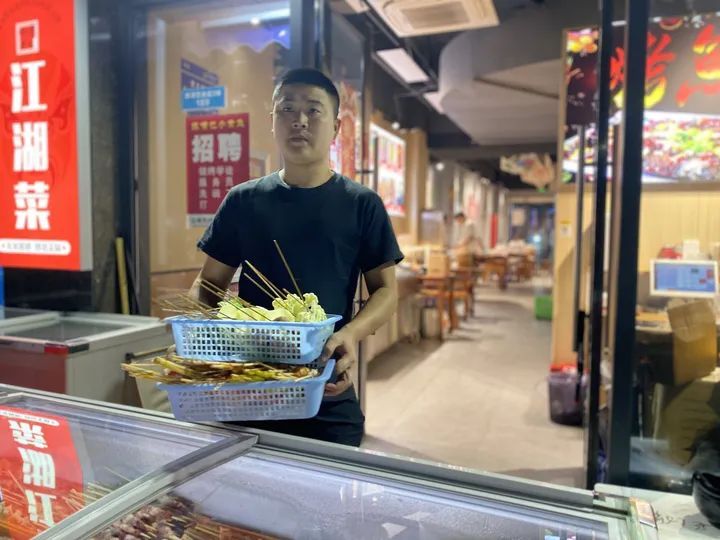 杭州一小区突发大火，9楼住户摇摇欲坠！几个烧烤摊兄弟的极限施救，被全网点赞！