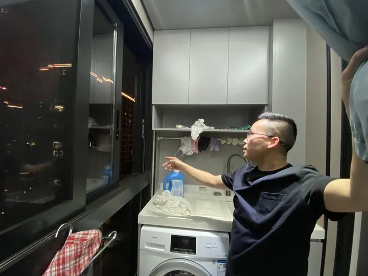 杭州一小区突发大火，9楼住户摇摇欲坠！几个烧烤摊兄弟的极限施救，被全网点赞！