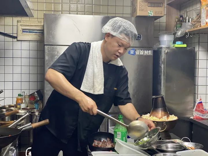 杭州一小区突发大火，9楼住户摇摇欲坠！几个烧烤摊兄弟的极限施救，被全网点赞！