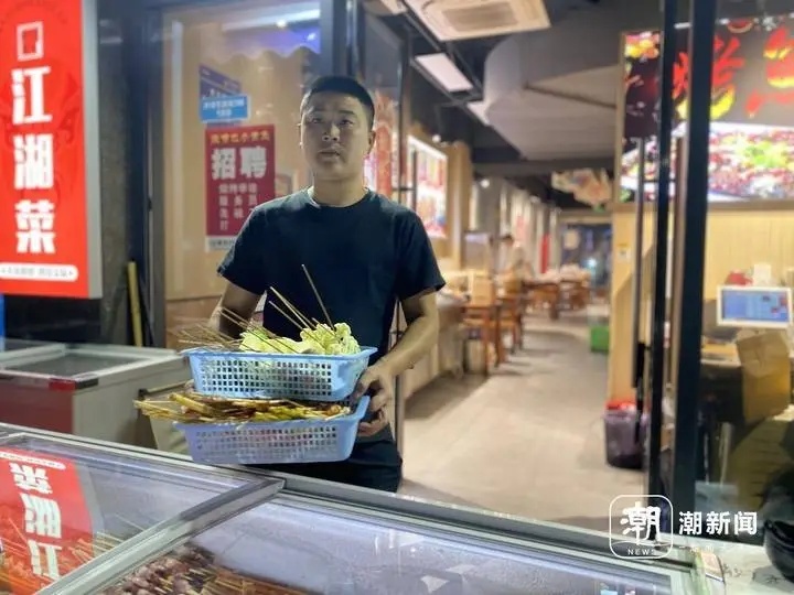 突发火灾男子被困阳台外,好邻居出手了! 突发火灾男子被困阳台外,好邻居出手了!