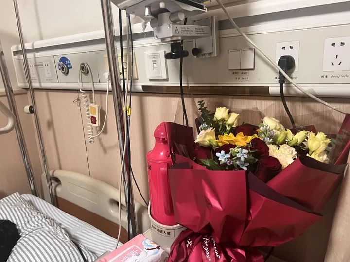 杭州一小区突发大火，9楼住户摇摇欲坠！几个烧烤摊兄弟的极限施救，被全网点赞！