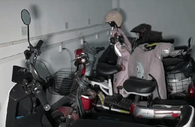 “那么小的电瓶,那么大的火灾....”上海一小区发生火灾,男子被行拘 “那么小的电瓶,那么大的火灾....”上海一小区发生火灾,男子被行拘