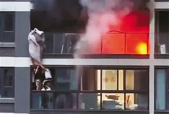 一场惊心动魄的救援!好邻居出手了… 一场惊心动魄的救援!好邻居出手了…