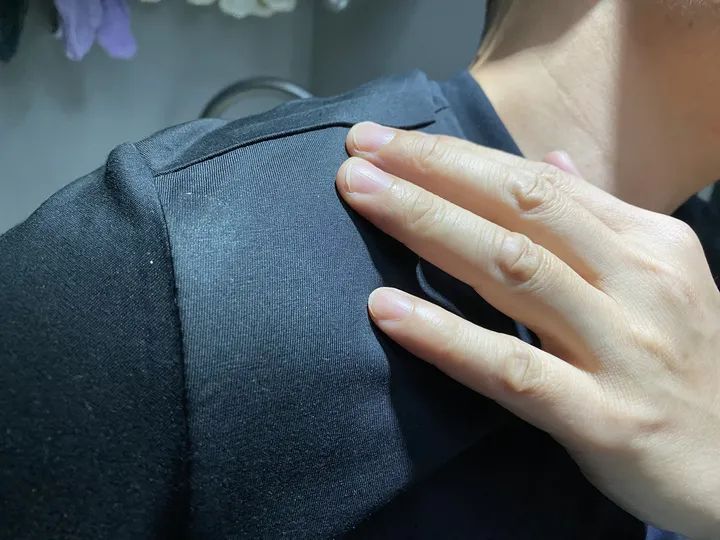 杭州一小区突发大火，9楼住户摇摇欲坠！几个烧烤摊兄弟的极限施救，被全网点赞！