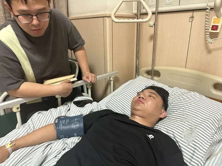 杭州一小区突发大火，9楼住户摇摇欲坠！几个烧烤摊兄弟的极限施救，被全网点赞！