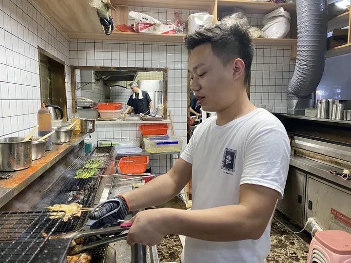 杭州一小区突发大火，9楼住户摇摇欲坠！几个烧烤摊兄弟的极限施救，被全网点赞！