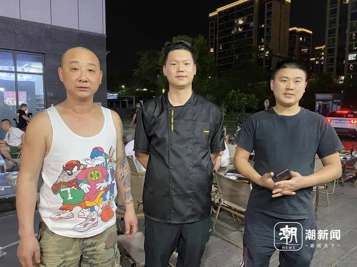 突发火灾男子被困阳台外,好邻居出手了! 突发火灾男子被困阳台外,好邻居出手了!