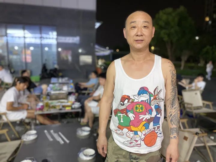 杭州一小区突发大火，9楼住户摇摇欲坠！几个烧烤摊兄弟的极限施救，被全网点赞！