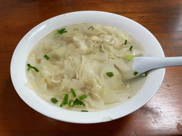 一个75岁老人，卖柴火馄饨的40年