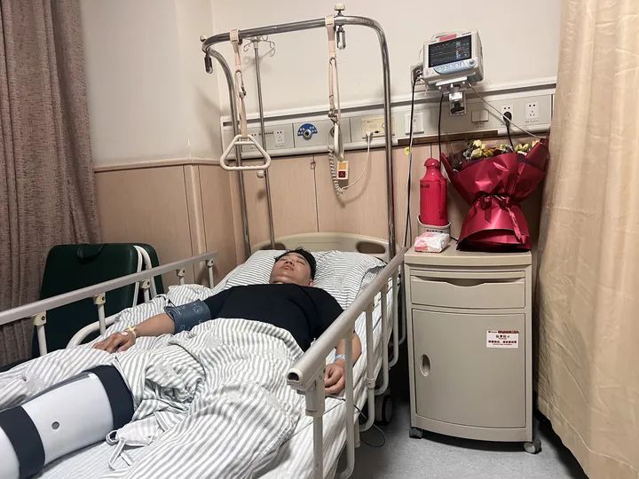 杭州一小区突发大火，9楼住户摇摇欲坠！几个烧烤摊兄弟的极限施救，被全网点赞！