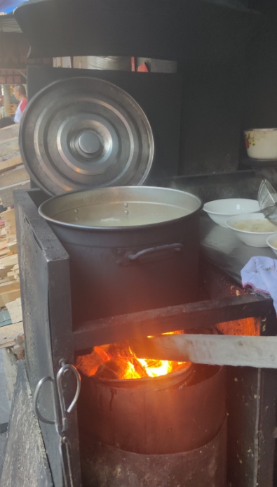 一个75岁老人，卖柴火馄饨的40年