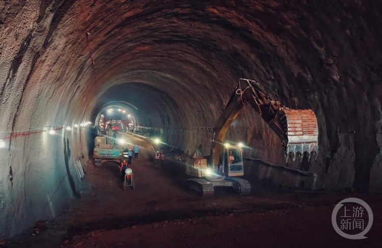 成渝中线高铁首座隧道顺利贯通