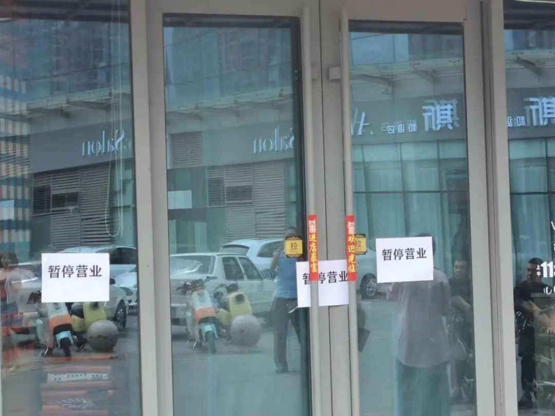 啥？品牌餐饮店被曝锅里洗拖把？网友：恶心了！