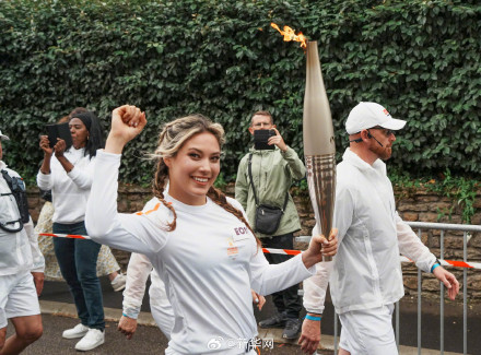 谷爱凌参与巴黎奥运火炬传递