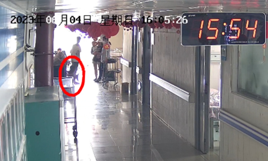 4岁女童在医院嬉闹，掉入开水桶遭大面积烫伤！谁该担责？网友热议……