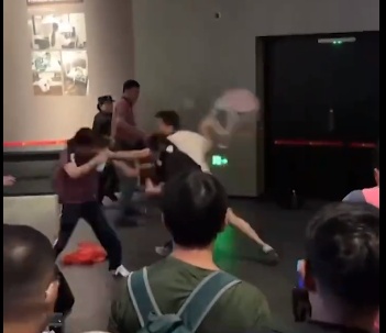 三星堆博物馆,游客抡凳子打架!网友:给老祖宗看上热闹了… 三星堆博物馆,游客抡凳子打架!网友:给老祖宗看上热闹了…