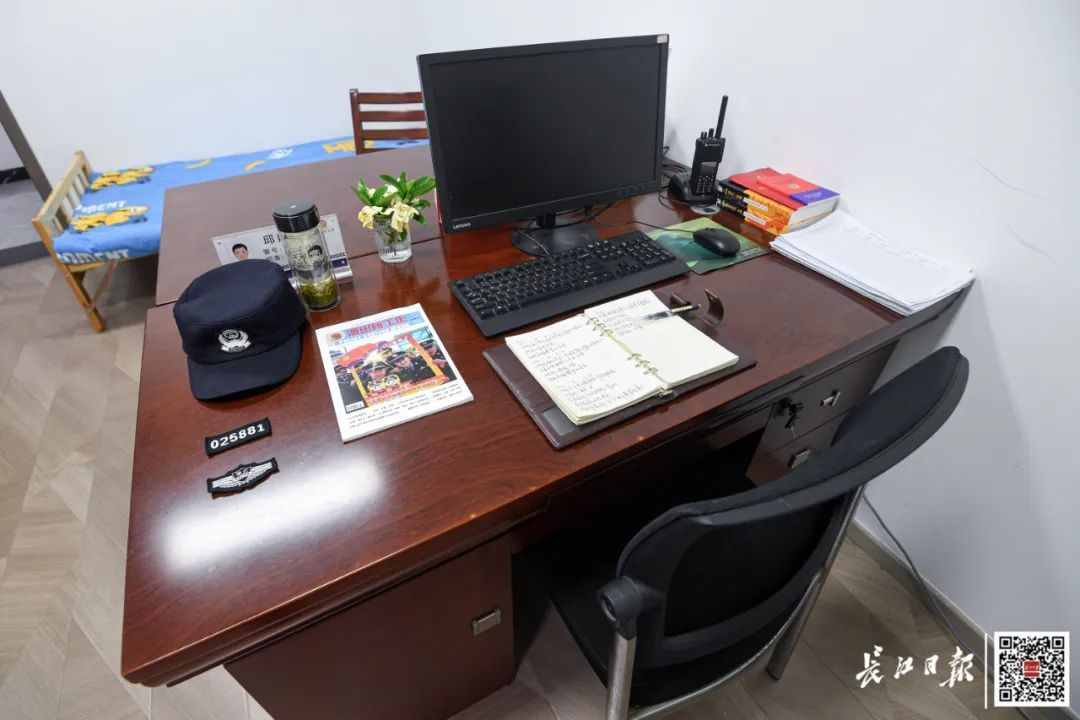 抓获潜逃8年罪犯！邱建军更多事迹公开