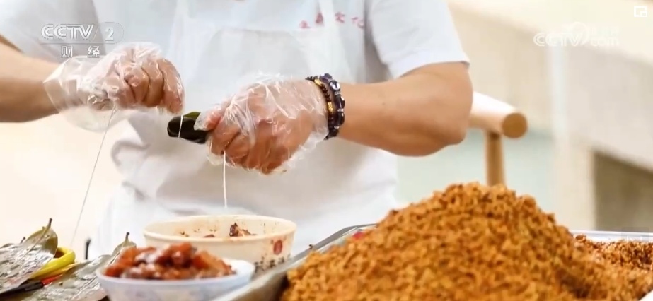 假日经济“热”力足 特色粽子争相“斗艳”激发消费新需求