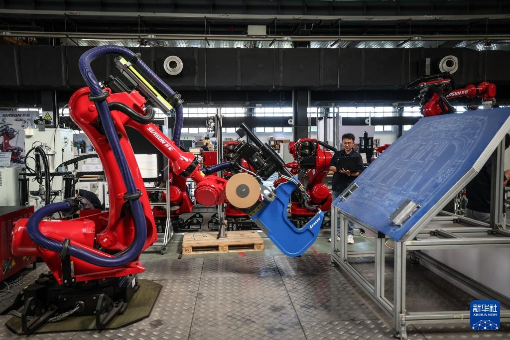 新职业故事丨机器人研发工程师：让“铁疙瘩”听懂话、干对活