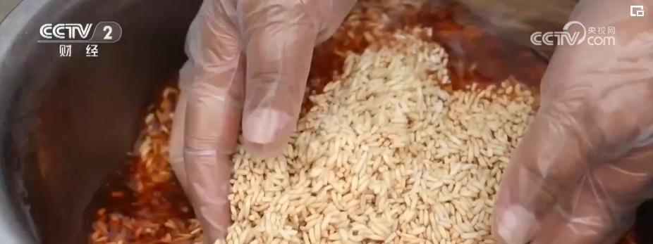 假日经济“热”力足 特色粽子争相“斗艳”激发消费新需求