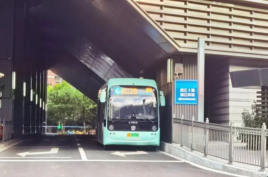 薄荷绿、粉色系……“宝宝巴士”现身上海街头!有人点赞,也有阿姨耿直吐槽→ 薄荷绿、粉色系……“宝宝巴士”现身上海街头!有人点赞,也有阿姨耿直吐槽→