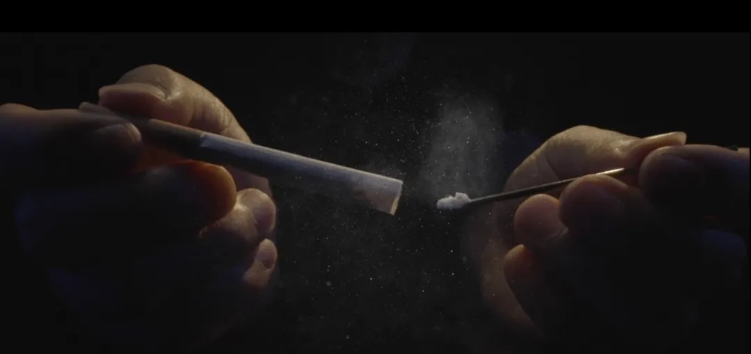 三人拒不承认吸毒！从他们身上剪了一撮毛发后......