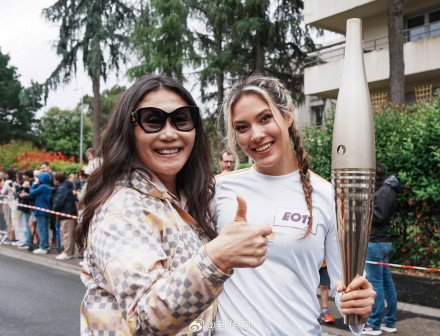 谷爱凌参与巴黎奥运火炬传递