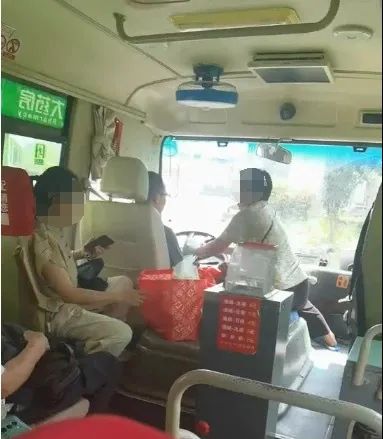 大妈抢夺公交车方向盘，警方最新通报：已刑拘