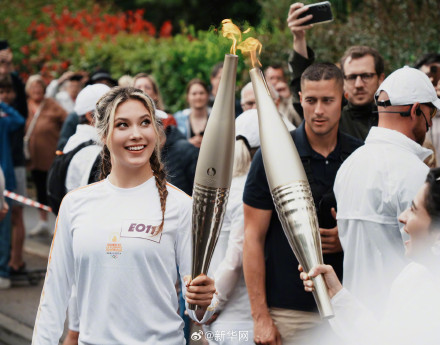 谷爱凌参与巴黎奥运火炬传递