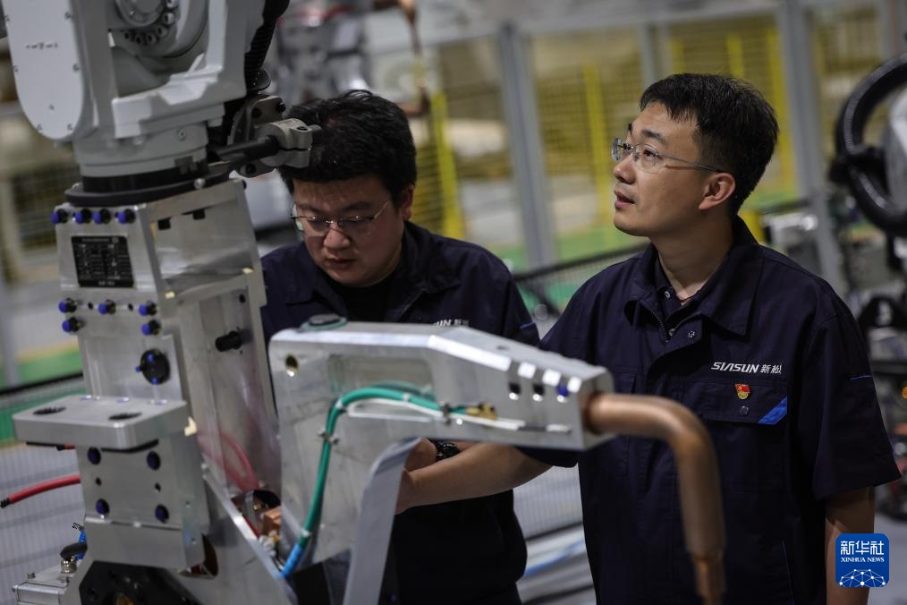 新职业故事丨机器人研发工程师：让“铁疙瘩”听懂话、干对活