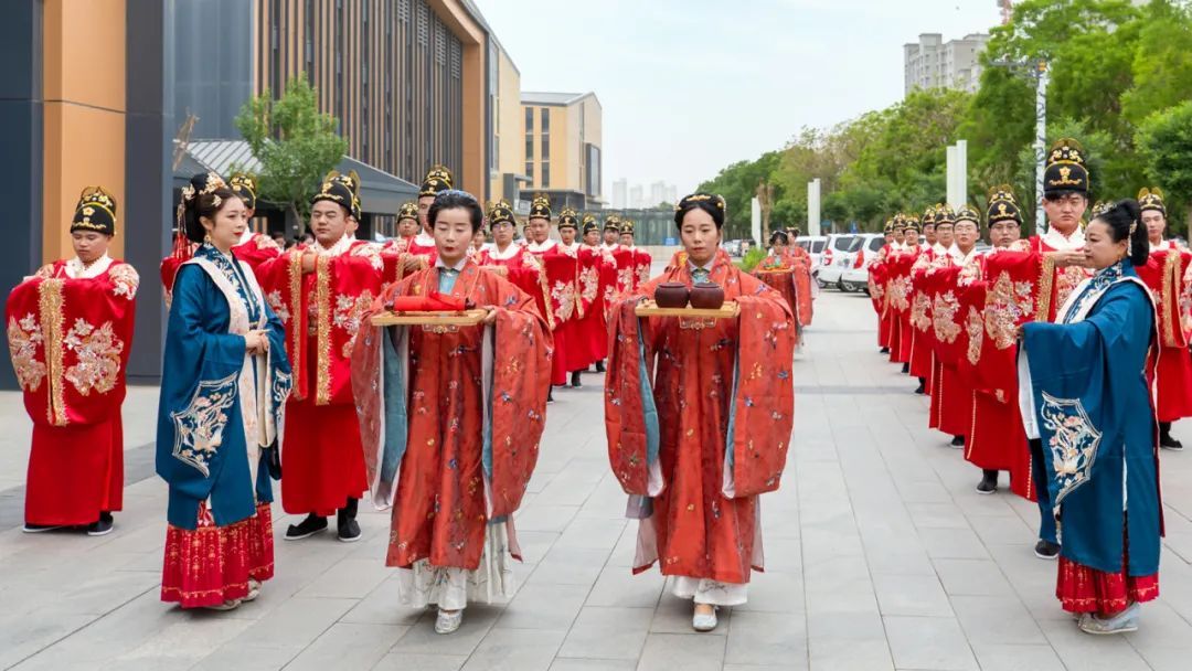 单位免费给办的婚礼，太有排面了！