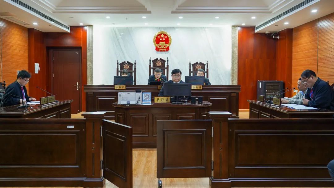 在酒店淋浴时摔伤，酒店有责任吗？