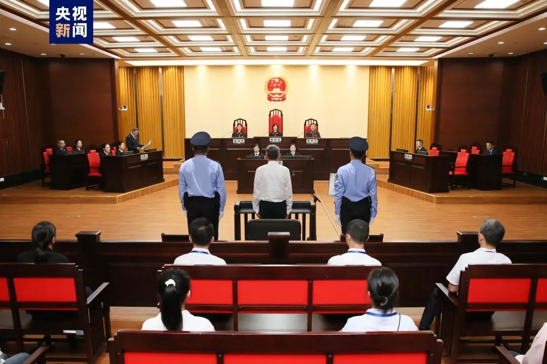 广东省广州市人民检察院指控:2004年至2023年,被告人李金柱利用担任