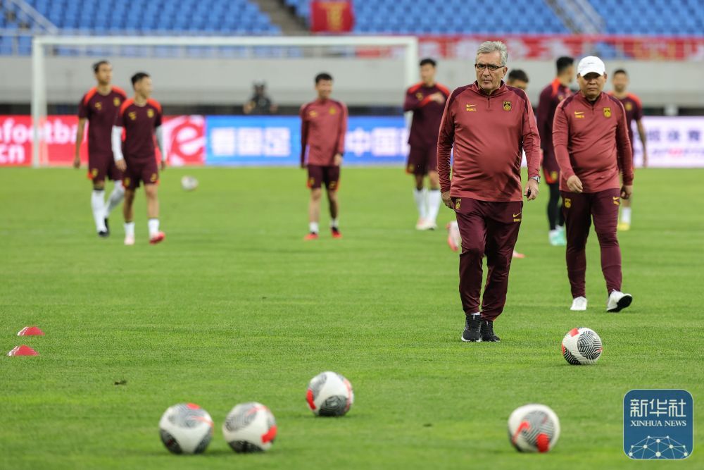 世预赛 | 中国队进行赛前训练 世预赛 | 中国队进行赛前训练