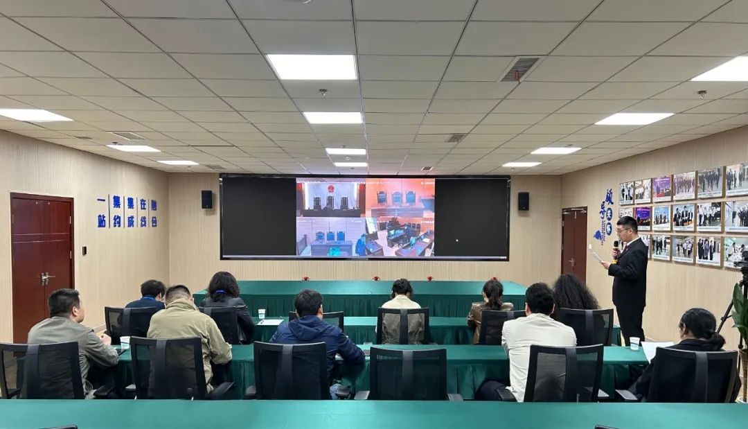 在酒店淋浴时摔伤，酒店有责任吗？