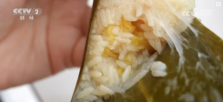 假日经济“热”力足 特色粽子争相“斗艳”激发消费新需求