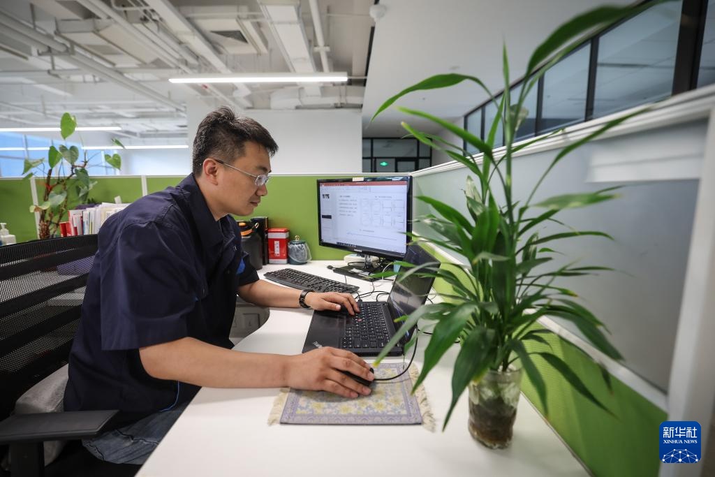 新职业故事丨机器人研发工程师：让“铁疙瘩”听懂话、干对活