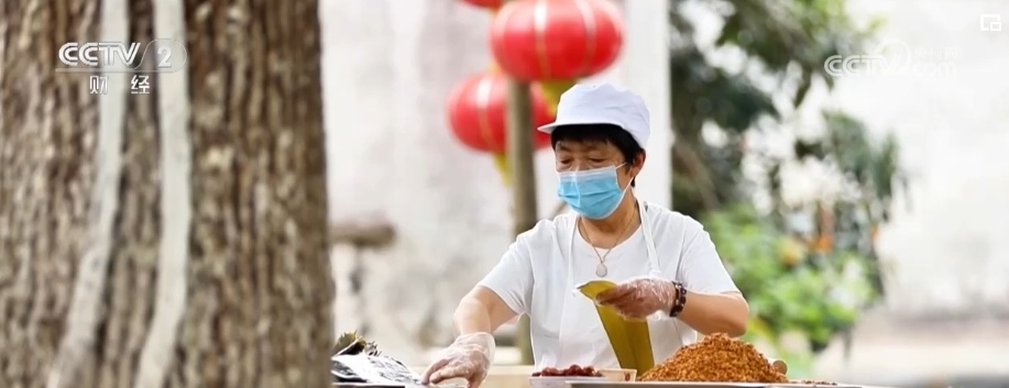 假日经济“热”力足 特色粽子争相“斗艳”激发消费新需求