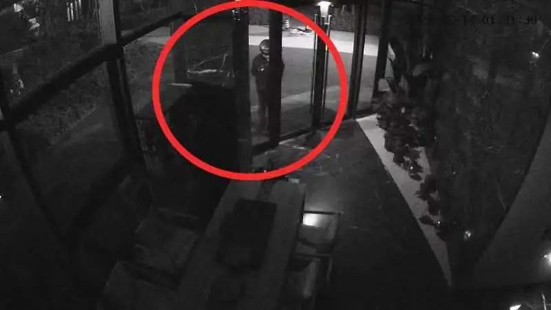 “蒙面窃贼”戴摩托车头盔遮脸，“破解”十位数密码？上海宝山警方侦破→