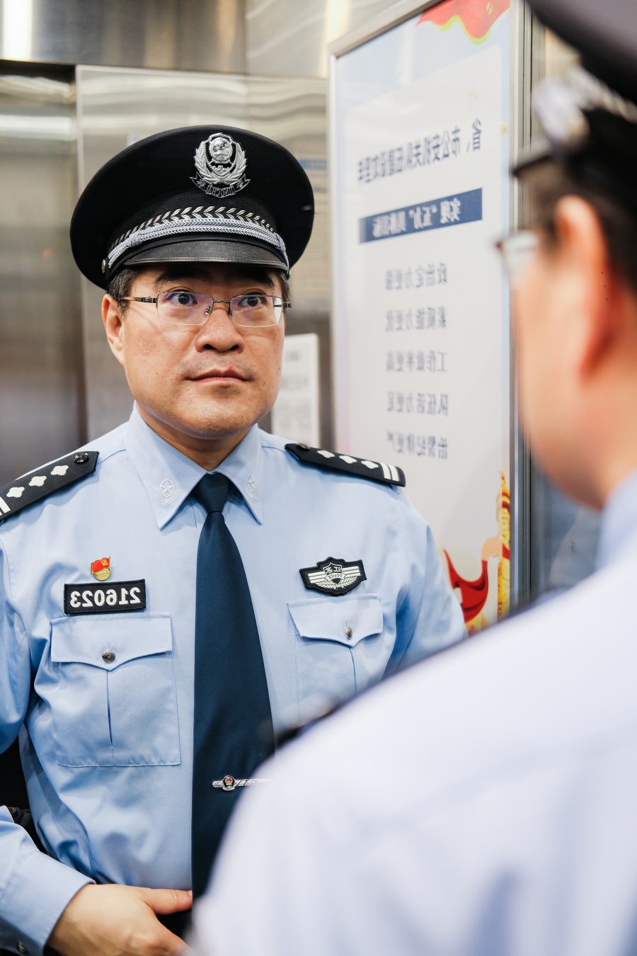 拦下那个穿警服的人! 拦下那个穿警服的人!