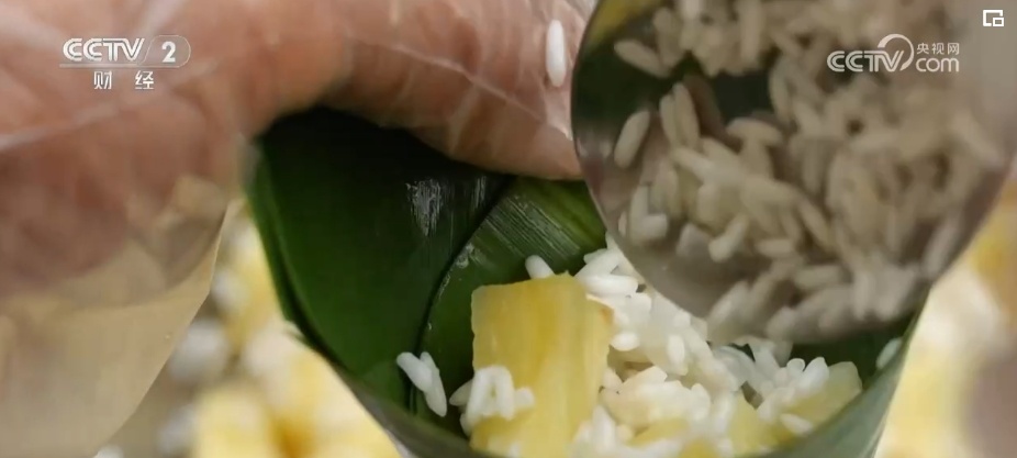假日经济“热”力足 特色粽子争相“斗艳”激发消费新需求