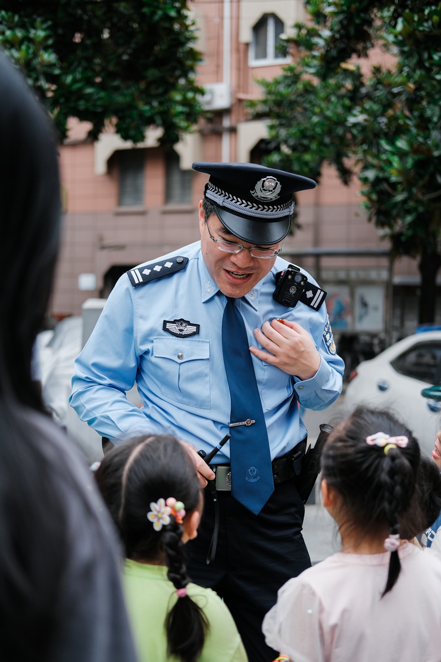拦下那个穿警服的人! 拦下那个穿警服的人!