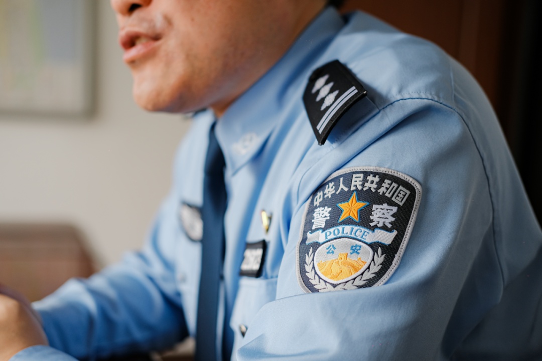 拦下那个穿警服的人! 拦下那个穿警服的人!