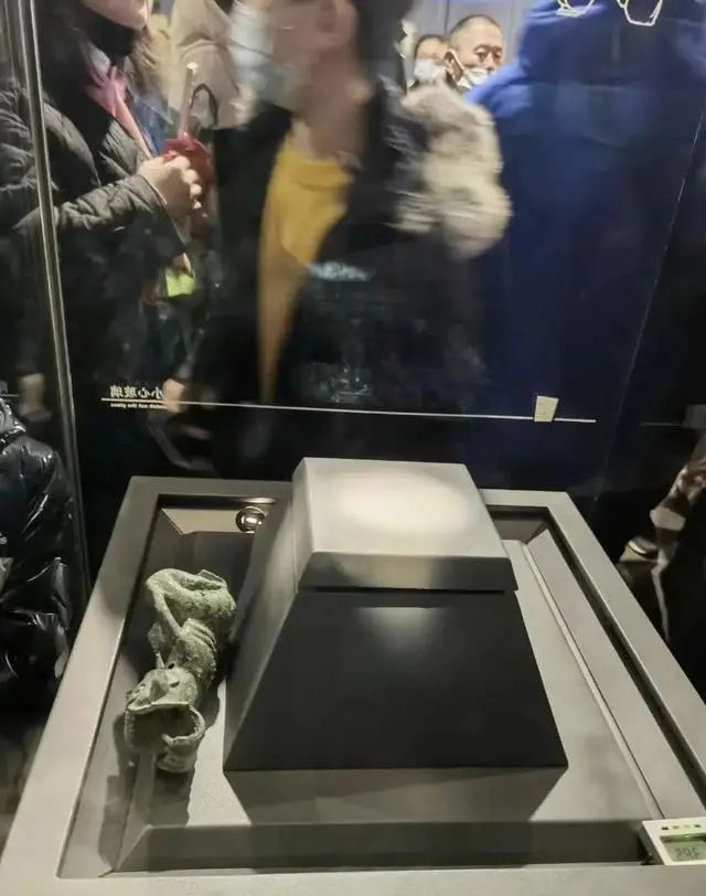 三星堆博物馆,游客抡凳子打架!网友:给老祖宗看上热闹了… 三星堆博物馆,游客抡凳子打架!网友:给老祖宗看上热闹了…